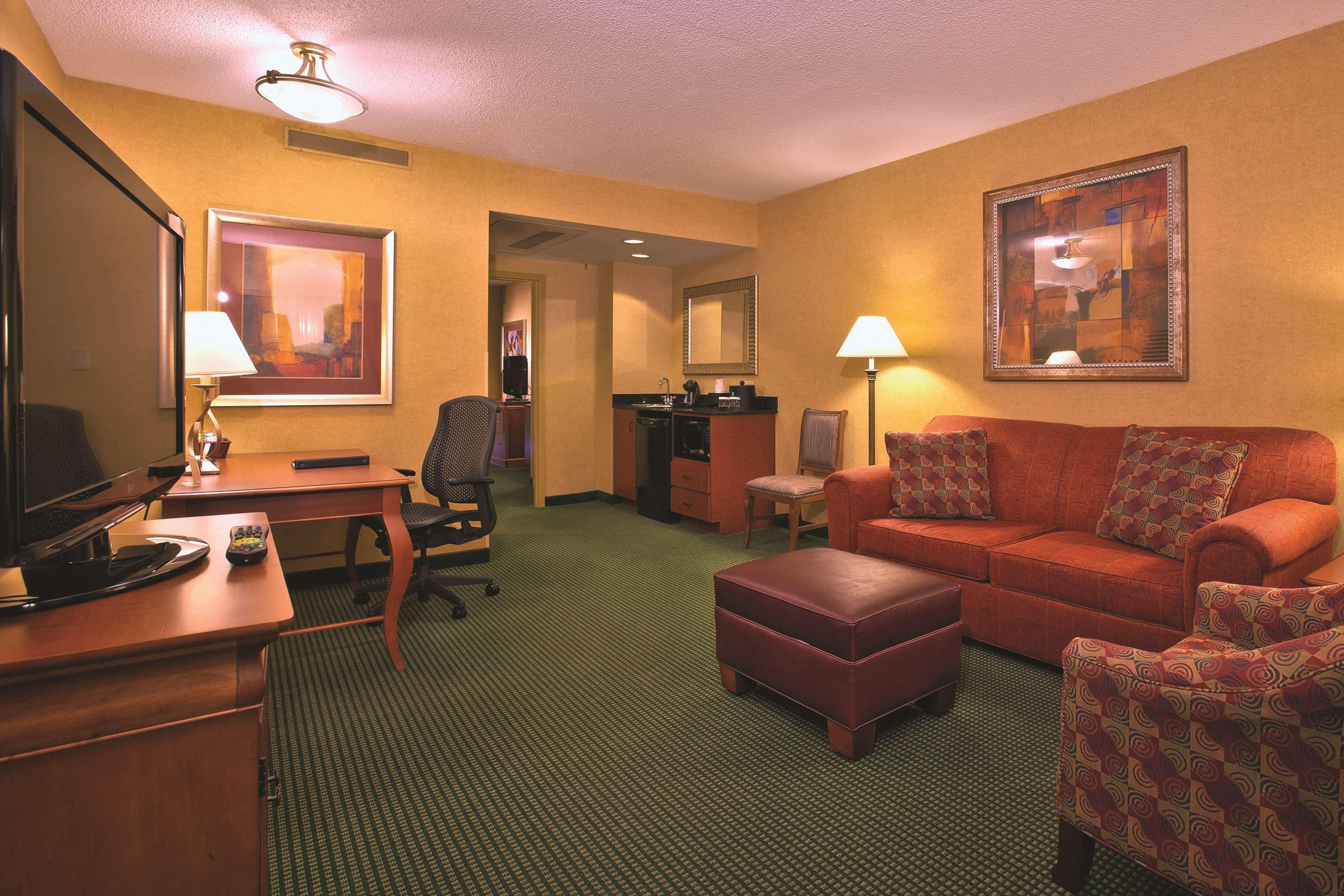 Embassy Suites By Hilton Greensboro Airport Eksteriør billede
