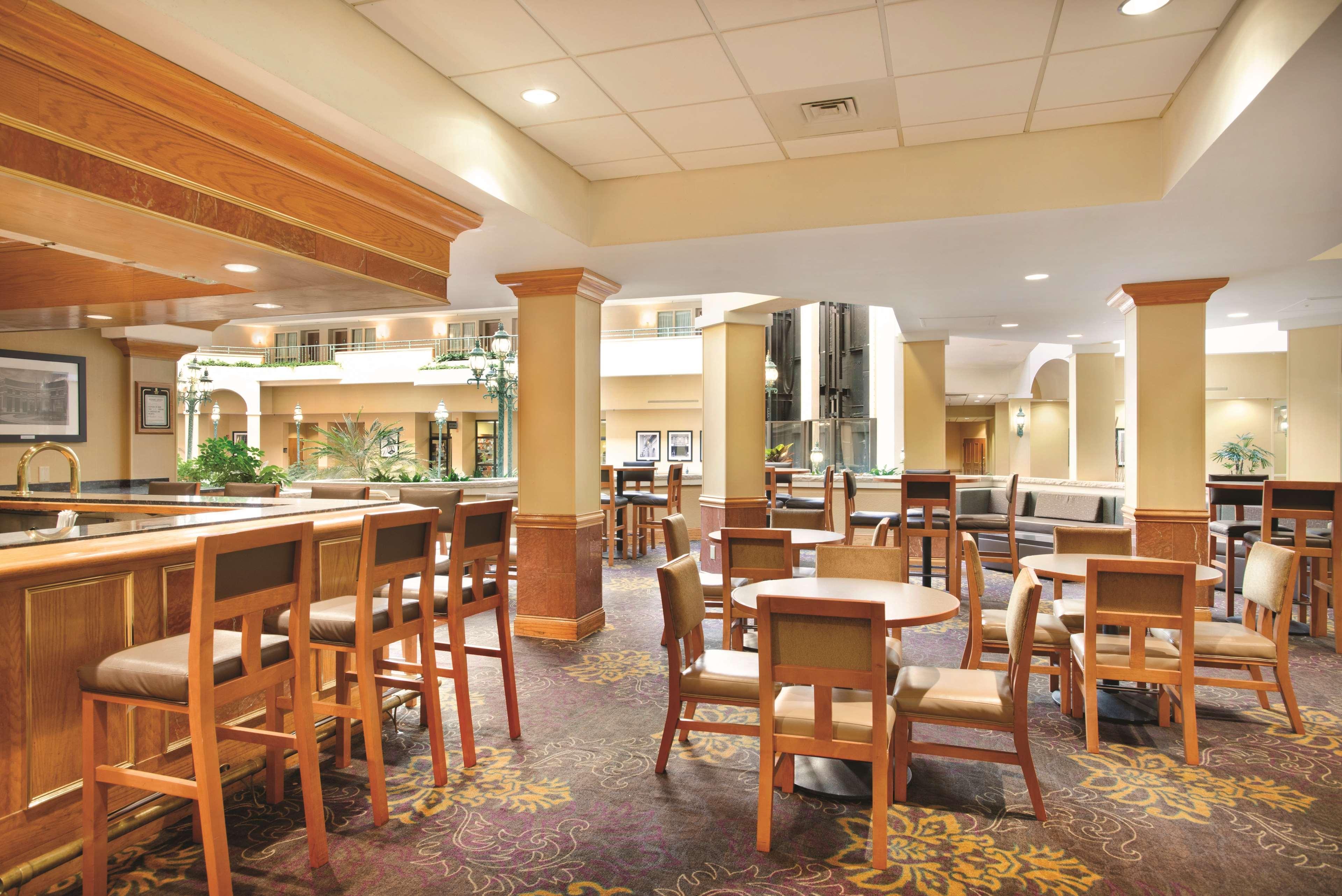 Embassy Suites By Hilton Greensboro Airport Eksteriør billede