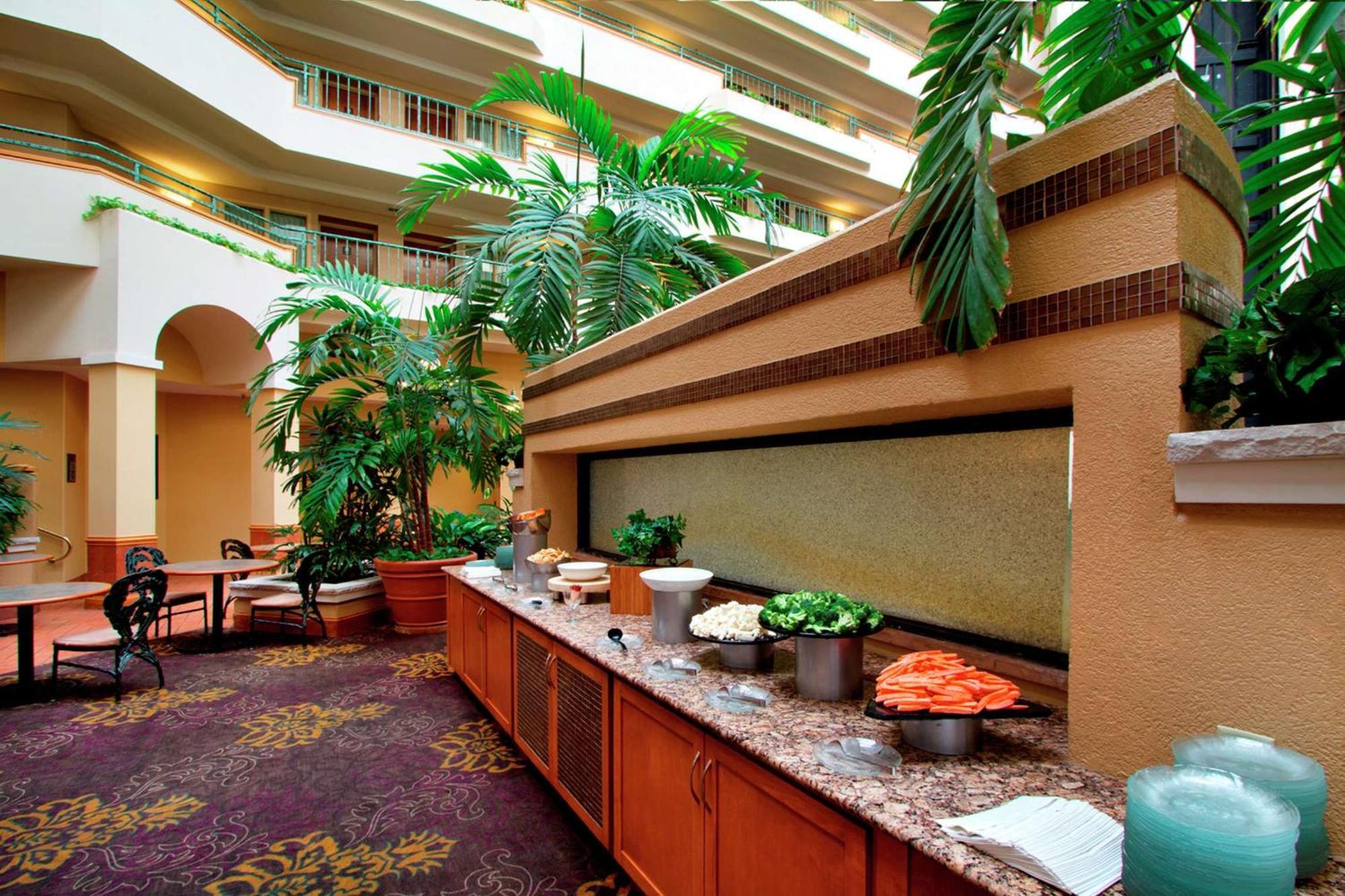 Embassy Suites By Hilton Greensboro Airport Eksteriør billede